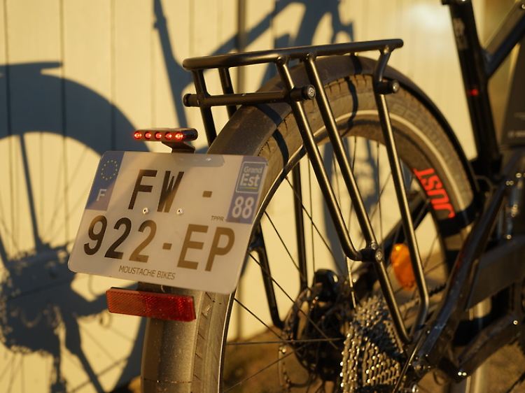 Am Testrad ist ein französisches Kennzeichen angebracht. Grundsätzlich muss für S-Pedelecs eine Haftpflichtversicherung abgeschlossen werden, die in Deutschland rund 50 Euro im Jahr kostet.