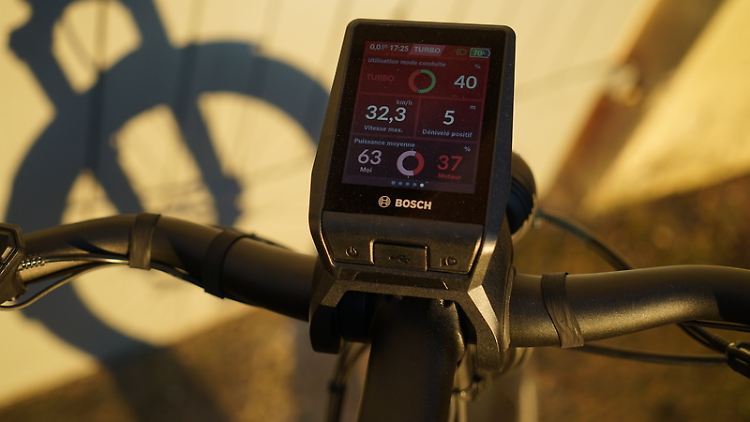 Der Fahrradcomputer Nyon von Bosch lässt sich über ein Touch-Farbdisplay gut ablesen und bedienen. Er bietet über eine zugehörige Smartphone-App diverse Konnektivitäts-Funktionen - zum Beispiel Navigation.
