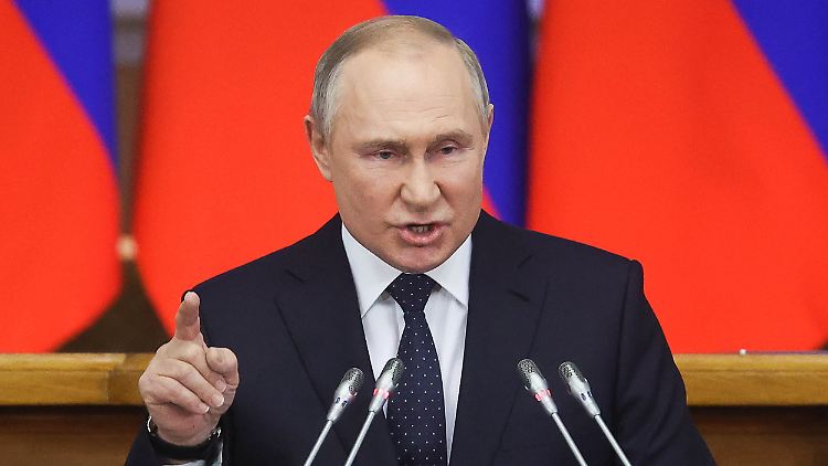 Der russische Präsident Wladimir Putin steht unter Druck. Am 9. Mai, dem traditionellen Tag des Sieges, muss er eine Entscheidung treffen.