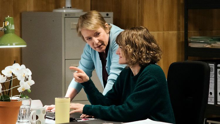 Ob sie sich wohl auch die Frage nach dem "Warum" stellen? Kommissarin Paula Ringelhahn (Dagmar Manzel, l.) und Wanda Goldwasser (Eli Wasserscheid).