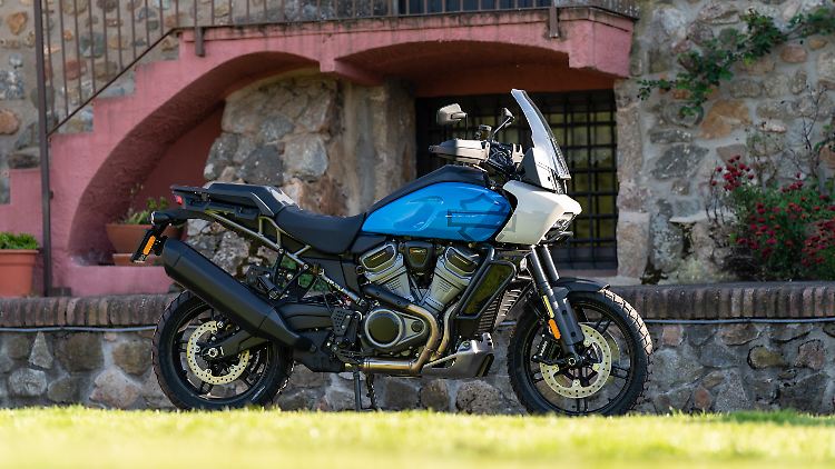 Die neue Farbkombination für die Harley-Davidson Pan America 1250 Kombination Fastback Blue und White Sands kostet 620 Euro Aufpreis.