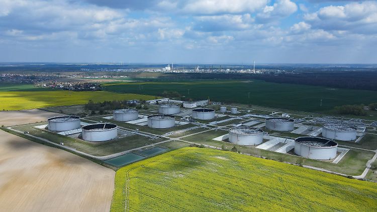 In der Erdölraffinerie in Schwedt kommt bislang Rohöl aus Russland über die Pipeline "Druschba" ("Freundschaft") an.