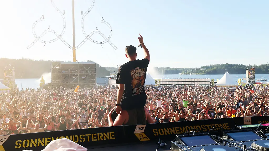 Szene-Groessen-und-auch-noch-unbekanntere-Acts-legten-bis-zum-Morgengrauen-auf