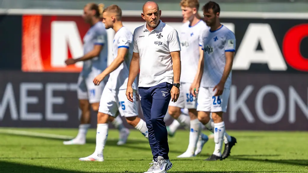 Darmstadts-Trainer-Torsten-Lieberknecht-ist-vor-allem-mit-der-Abwehrleistung-seiner-Mannschaft-bei-der-Niederlage-gegen-den-SC-Paderborn-nicht-zufrieden