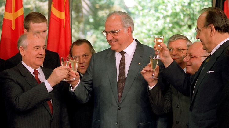 Michail Gorbatschow (l.) mit Helmut Kohl bei seinem Staatsbesuch in Bonn im Jahr 1989.