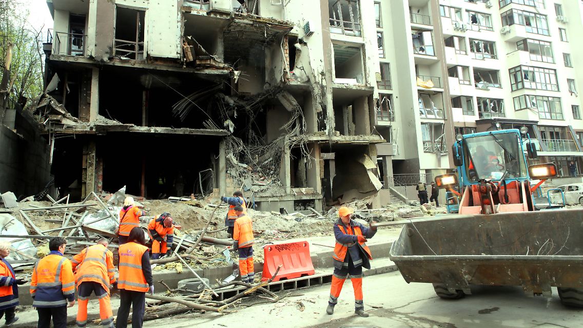 Ein zerstörtes Gebäude nach einem Raketenangriff in Kiew.