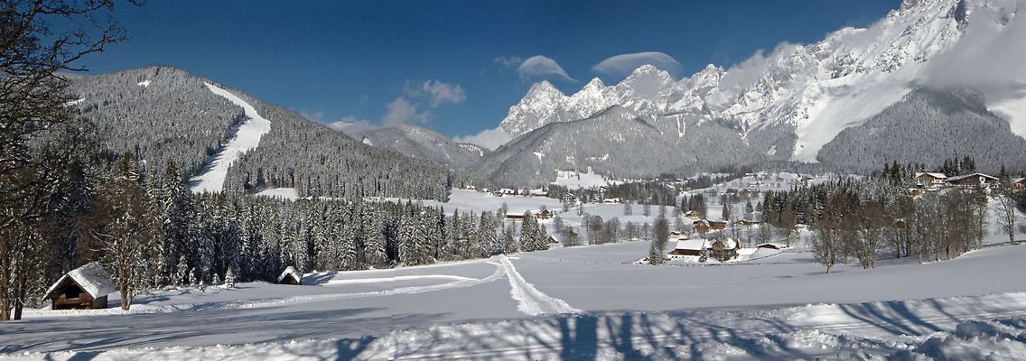 Die weitläufige Hochebene der Ramsau gibt den Blick frei auf die umliegenden Berge.
