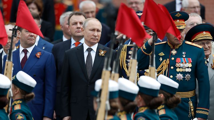 Wladimir Putin wird der Militärparade in diesem Jahr ohne ausländische Staatsgäste beiwohnen. 