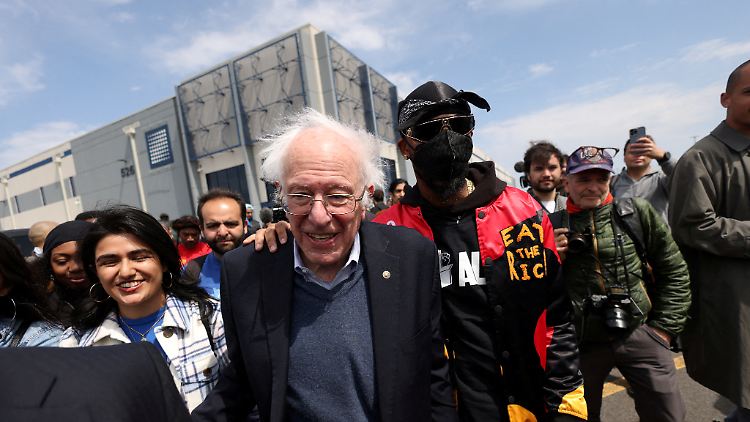 Bernie Sanders bei einer Veranstaltung der Gewerkschaft Amazon Labor Union in New York - immer wieder sucht der unabhängige Senator so den öffentlichen Schulterschluss mit Arbeitern.
