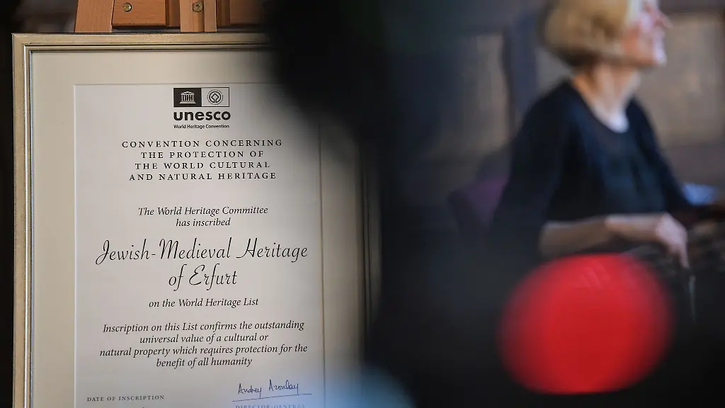 Nun-hat-die-Stadt-auch-das-offizielle-Dokument-fuer-ihre-besondere-Auszeichnung