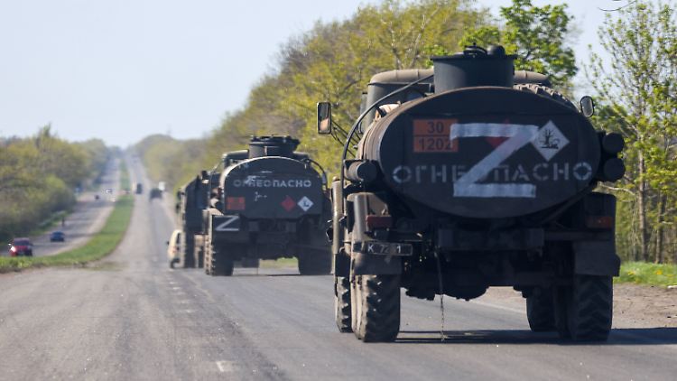 Russische Versorgungsfahrzeuge in der Ukraine. 