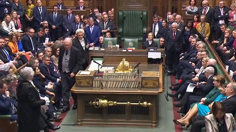 Im Unterhaus des britischen Parlaments sitzen die Abgeordneten dicht an dicht. Ein Blick aufs Smartphone des Nachbarn lässt sich kaum vermeiden.