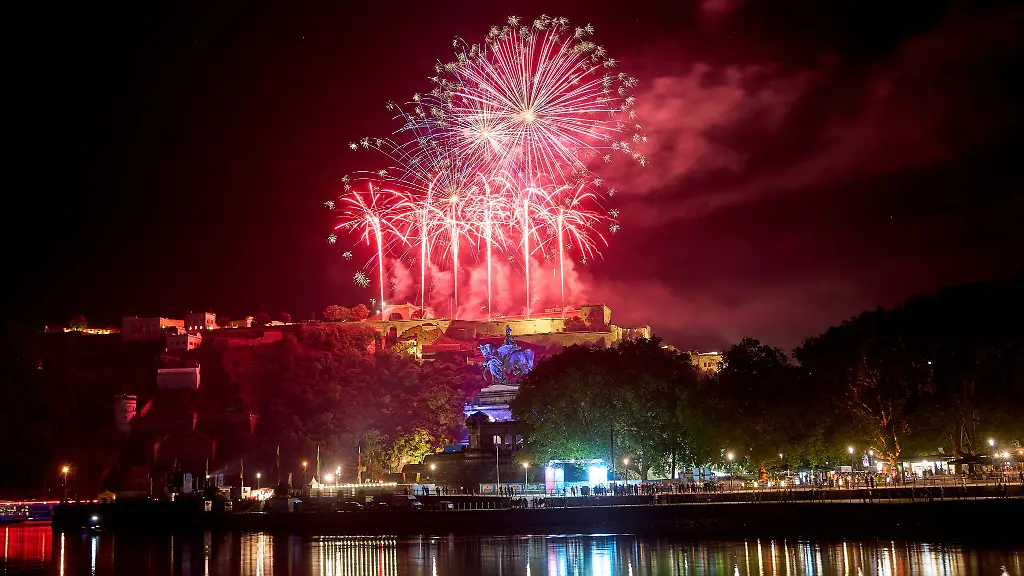 Weit-mehr-als-100-000-Menschen-besuchten-das-Spektakel