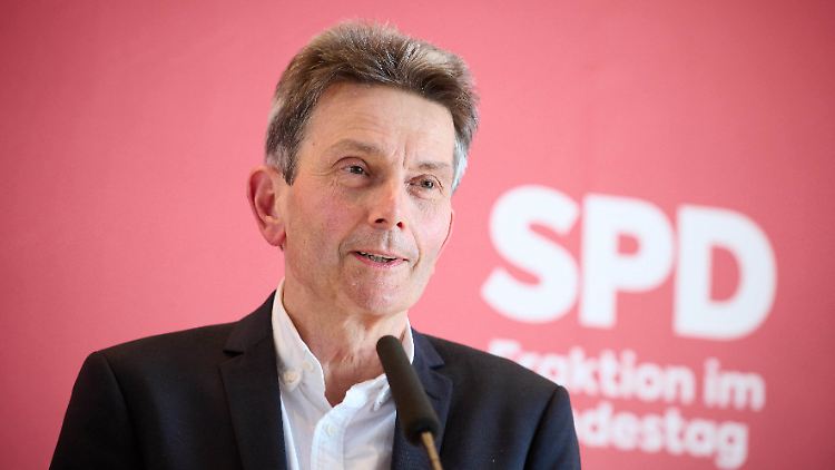 Auch nach dem Beschluss für eine Lieferung schwerer Waffen in die Ukraine sieht Mützenich Deutschland nicht als Kriegspartei.