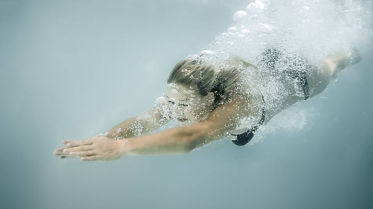 Bisher mussten Frauen ihre Brüste in öffentlichen Schwimmbädern verhüllen. In Göttingen ist das nun anders.