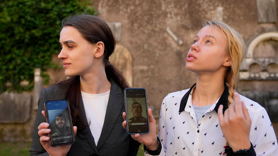 Kateryna Prokopenko, Ehefrau des Kommandeur des Asow-Regiments Denys Prokopenko, , rechts, und Julia Fedosiuk (l.), Ehefrau von Arsenij Fedusiuk zeigen die Fotos ihrer Männer.