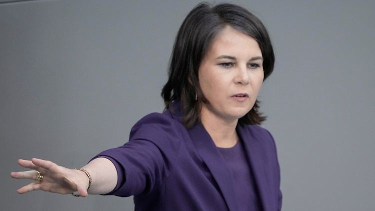 "Bittere Realität": Außenministerin Baerbock schwört die Grünen auf verantwortliche Antworten auf Russlands Angriffskrieg ein.
