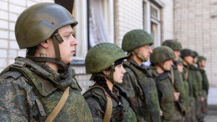 Mitglieder der prorussischen Separatistenverbände in Luhansk stellen sich für eine militärische Ehrung auf. 