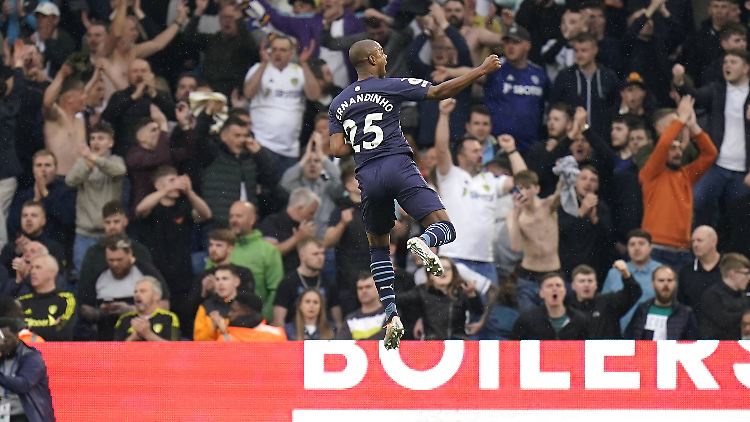 Fernandinho jubelt über seinen Treffer für Man City und über die erneute Tabellenführung.