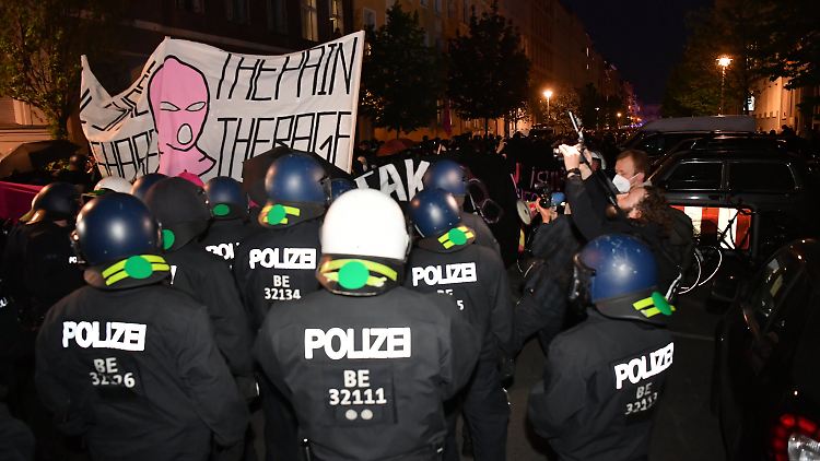 Etwa 2500 Menschen kamen zur feministischen Demonstration am Samstagabend, die Veranstalterin hatte mit 600 gerechnet. 