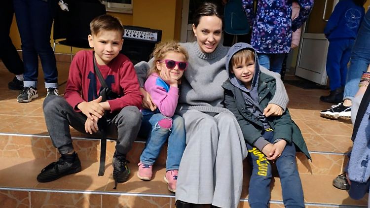 Jolie besucht in Lwiw Kriegsbetroffene und NGOs, die Verletzten und Vertriebenen helfen.