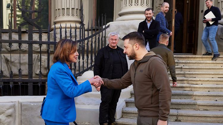 Pelosi wird bei ihrer Ankunft von Präsident Selenskyj begrüßt.