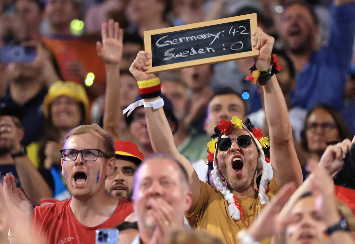 2024-08-10T205607Z-1561379080-UP1EK8A1L519H-RTRMADP-3-OLYMPICS-2024-BEACHVOLLEYBALL