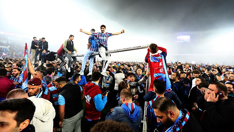 Nach dem Schlusspfiff gab es für die Trabzonspor-Fans kein Halten mehr.