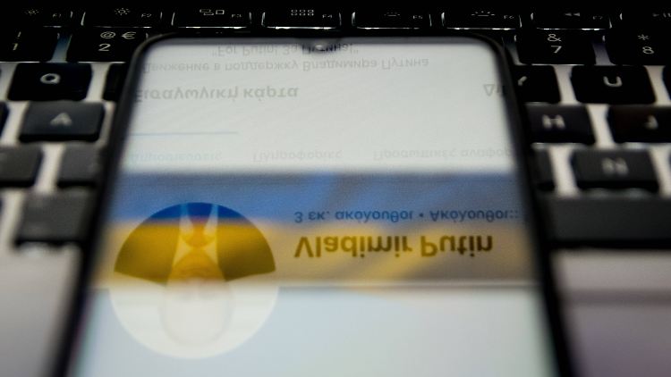 Russische Troll-Farmen kapern mit Lügen über Putins illegalen Krieg Beiträge auf Online-Plattformen.