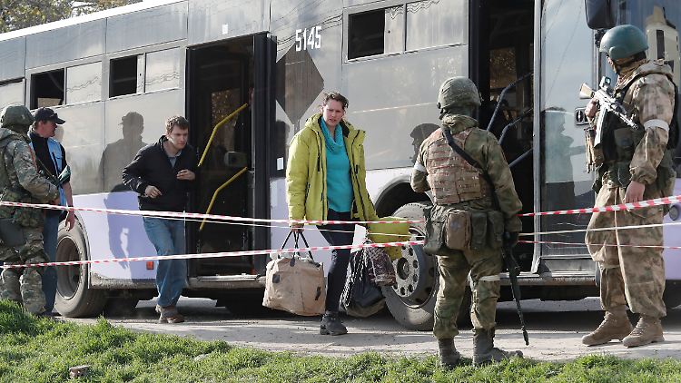 Bereits am Samstag waren nach russischen Angaben rund 50 Zivilisten über Fluchtkorridore aus dem Asow-Stahlwerk geholt worden. 