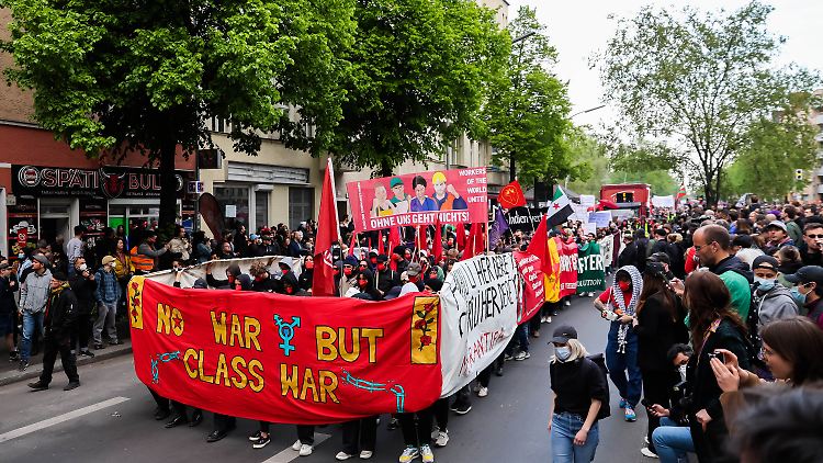 Teilnehmer der "Revolutionären 1. Mai-Demonstration" halten ein Banner mit der Aufschrift "No war but class war" hoch.