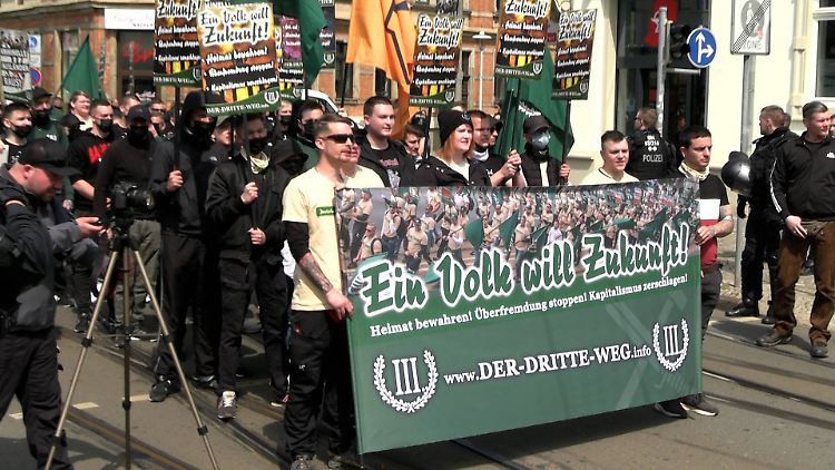 Die rechtsextreme Splitterpartei Der Dritte Weg hatte zu dem Aufzug in Zwickau mobilisiert.