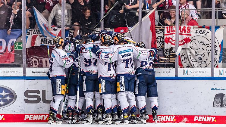 Die Jubeltraube nach dem Berliner Siegtreffer in der Overtime. 