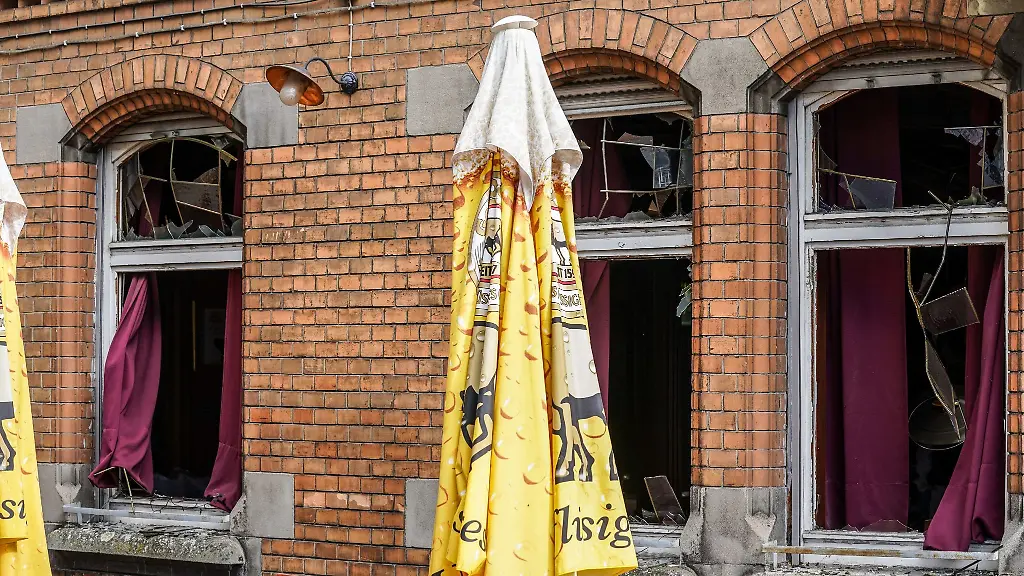 Geborstene-Fensterscheiben-haengen-nach-der-Explosion-in-den-Fensterrahmen