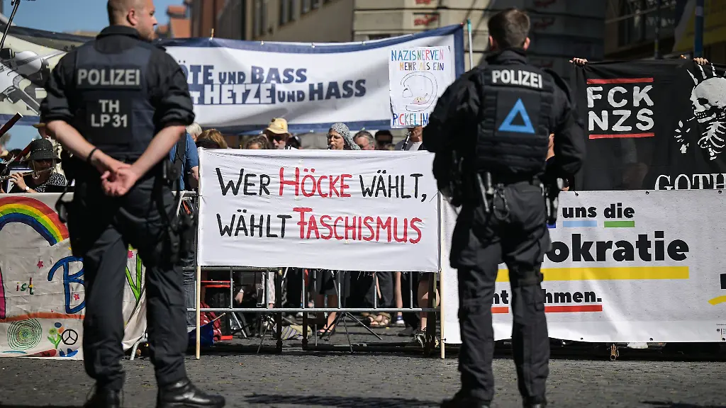 Auch-Pfiffe-und-Rufe-von-Gegendemonstranten-waren-waehrend-Hoeckes-Rede-zu-hoeren