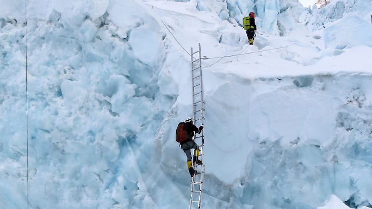 Der Khumbu-Eisbruch ist eine schwer zu überwindende Hürde auf dem Weg zum Gipfel.