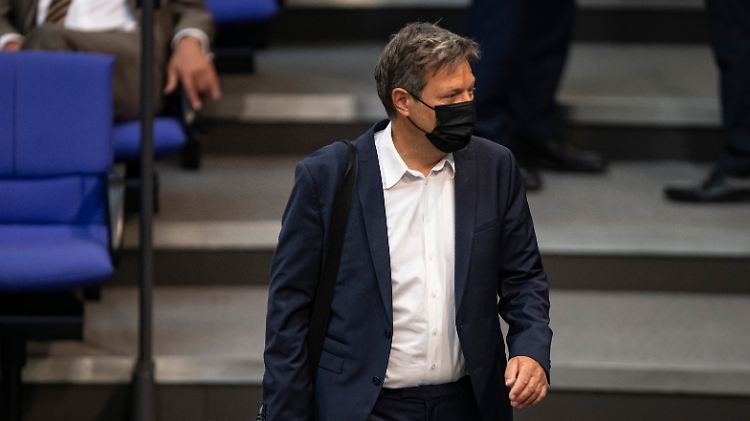 Habeck meldet sich nach zwei negativen PCR-Tests zurück zum Dienst im Ministerium.