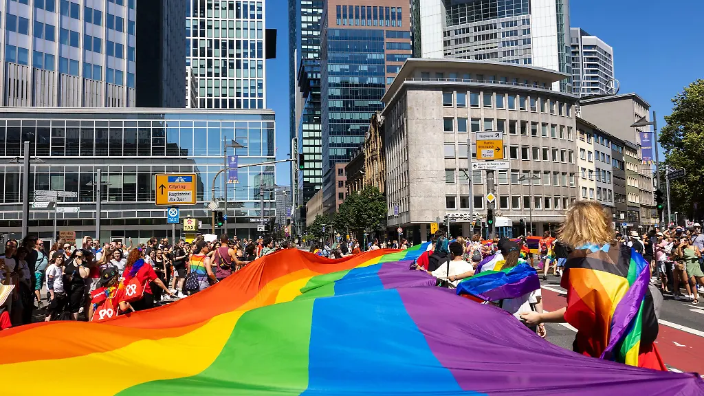 Zehntausende-sind-in-Frankfurt-beim-CSD