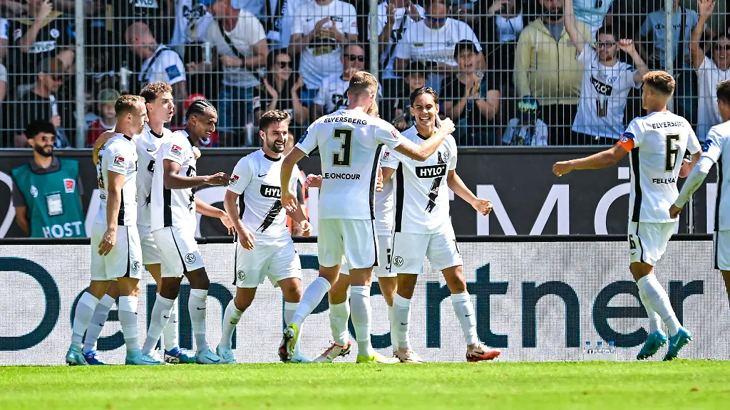 Die-Elversberger-freuen-sich-ueber-einen-Punkt-gegen-Koeln
