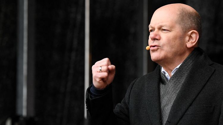 Bundeskanzler Scholz "ist absolut nicht wissenschaftsfeindlich", sagt Ökonom Bachmann. Dennoch teilt der SPD-Politiker gelegentlich in Richtung Wissenschaft aus.
