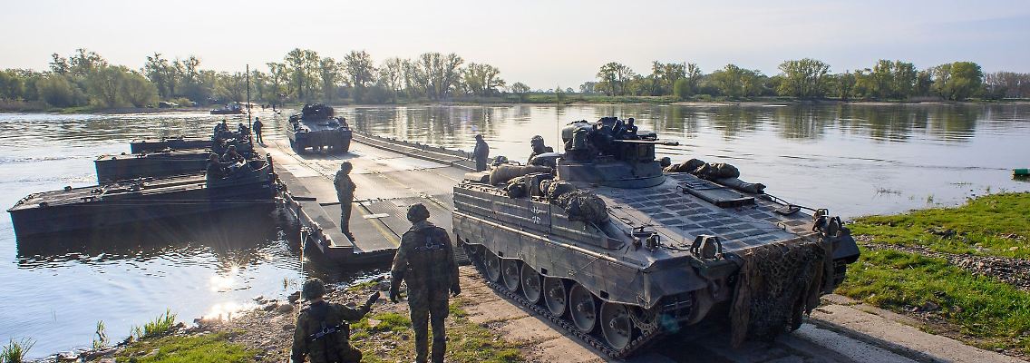 Die Bundeswehr übt mit Schützenpanzern des Typs "Marder" an der Elbe in Sachsen-Anhalt.