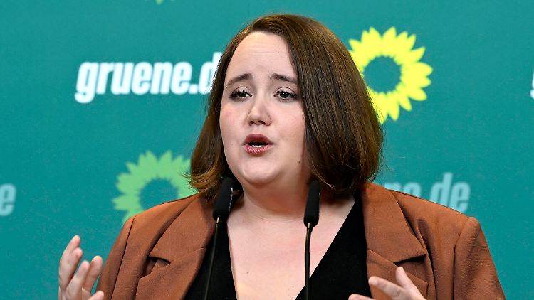 "In dieser Zeitenwende sollte es keine Denkverbote geben", sagt Grünen-Vorsitzende Ricarda Lang. 