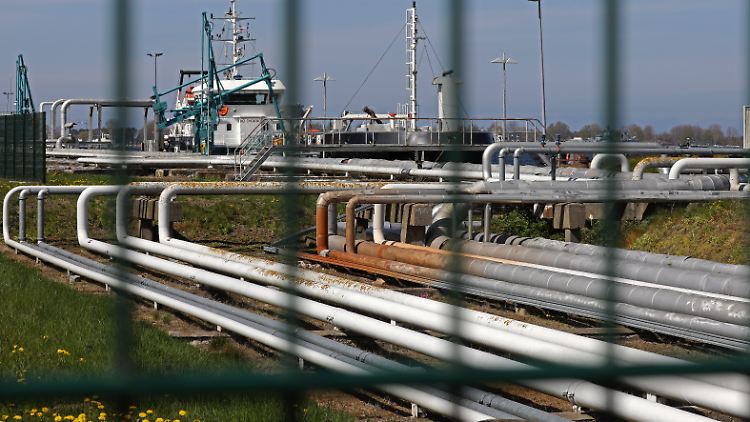 Das Großtanklager Ölhafen Rostock: Hier wartet ein Tanker aus Russland auf die Abfertigung. 