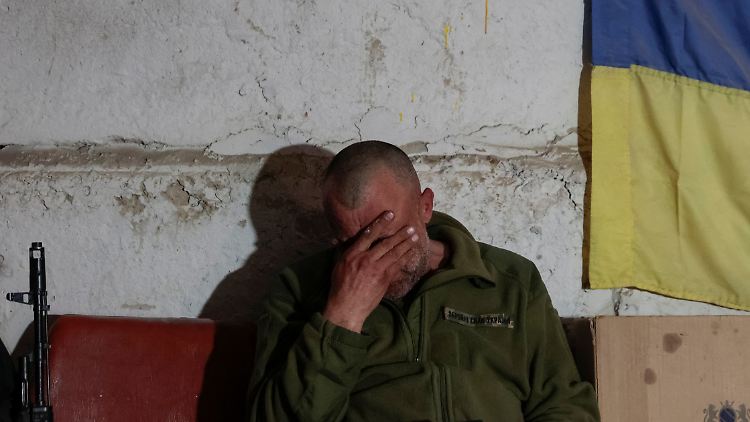 Ein ukrainischer Kämpfer in der Region Charkiw: An ein schnelles Kriegsende glauben weder die USA noch Moskau.