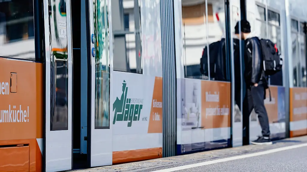 Ein-junger-Mann-steigt-an-einer-Haltestelle-in-eine-Strassenbahn-ein-Politiker-und-Kriminologen-fordern-Schwarzfahren-weder-als-Straftat-zu-behandeln-noch-als-Ordnungswidrigkeit-zu-ahnden