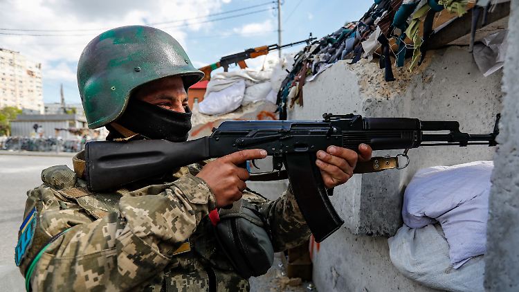 Ein ukrainischer Soldat mit einem Maschinengewehr im Einsatz in Charkiw.