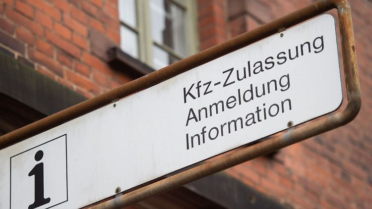 Vielen Wegen aus dem Weg gehen: Wer das Zulassen seines Autos nicht selbst erledigen mag, kann dafür spezielle Dienstleister beauftragen.