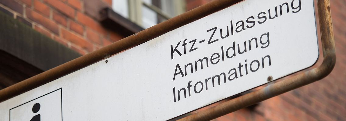 Vielen Wegen aus dem Weg gehen: Wer das Zulassen seines Autos nicht selbst erledigen mag, kann dafür spezielle Dienstleister beauftragen.