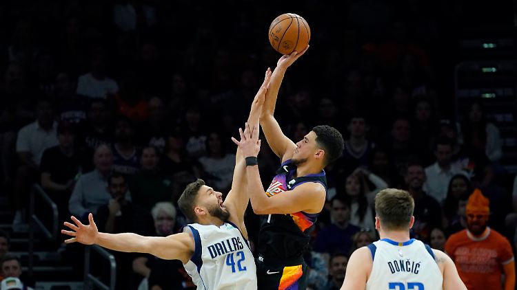 Maxi Kleber (l.) kann Devin Booker nicht blocken.