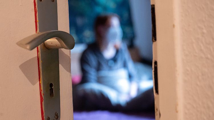 Das Robert-Koch-Institut empfiehlt nun auch offiziell die Isolation nach einer Corona-Infektion nach fünf Tagen zu beenden. Ein Freitesten wird dringend empfohlen.